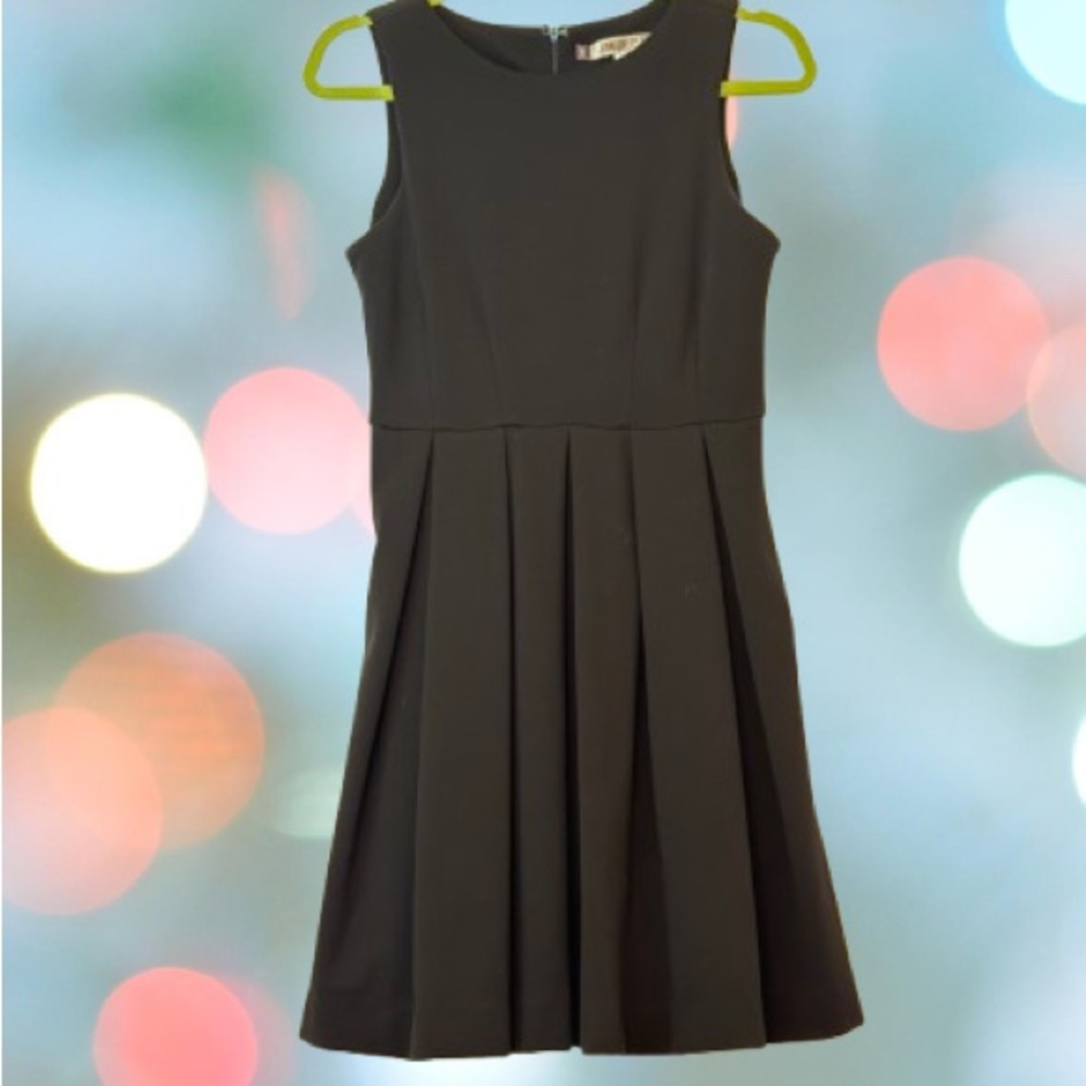 Jennifer Lopez Black Sleeveless Dress w/pleated bottom and pockets! Size Sm EUC